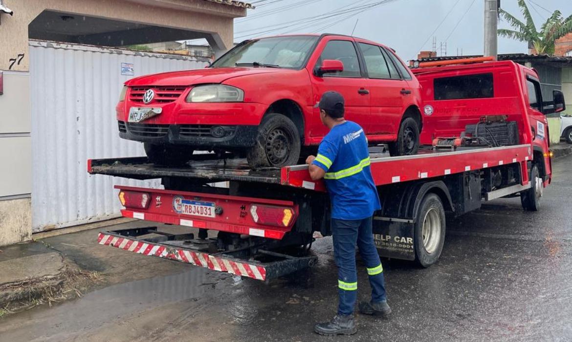 Veículos abandonados são recolhidos das ruas em ação conjunta de zeladoria urbana