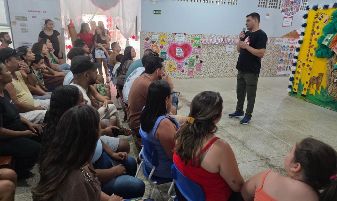 Dia da Família na Escola: pais e responsáveis participam da construção de painel coletivo no Cmei Criança Feliz