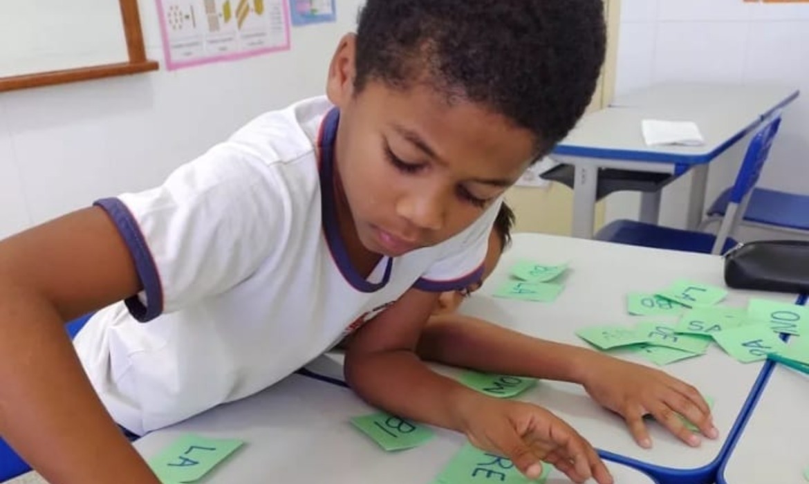 Projeto “Ajustando Saberes” desenvolve proposta educativa para promover o avanço e a consolidação da aprendizagem de estudantes