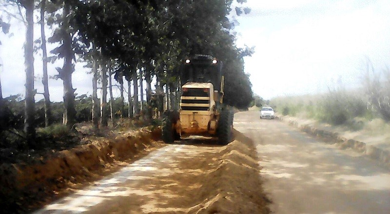 Prefeitura recupera estradas na zona rural de Aracruz 