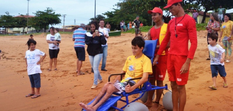 Nossa Praia: acessibilidade e segurança para pessoas com deficiência tomarem banho de mar