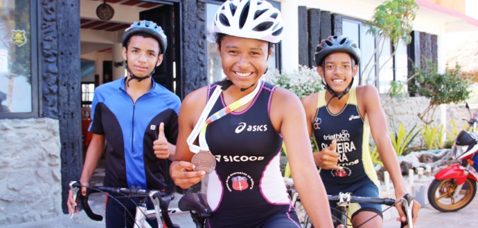 Esporte: Professor de educação física treina Triathlon com alunos da EMEF Santa Cruz