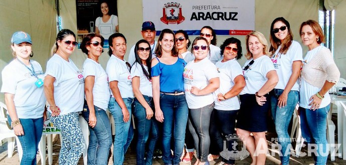Orientações sobre o CRAS, CREAS e Bolsa Família durante festa de aniversário de Aracruz