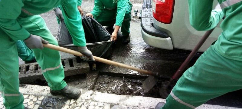 Prefeitura de Aracruz trabalha na limpeza de bueiros