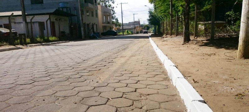 Ruas de Aracruz recebem pintura de meio-fio