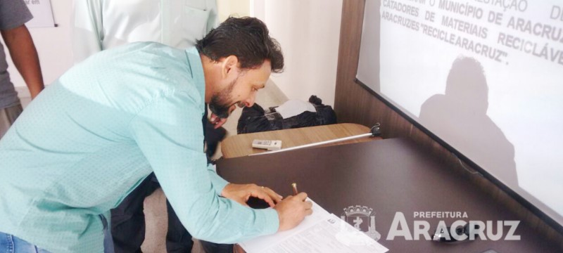Associação de catadores assina contrato para realizar coleta seletiva em Aracruz