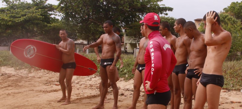 Corpo de Bombeiros treina guarda vidas para atuar em praias de Aracruz