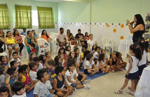 História de Catarina Cata-treco incentiva a leitura, criatividade e preservação ambiental