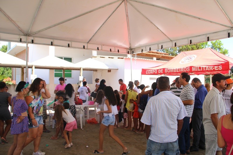 Mutirão atrai muitas crianças e suas famílias em Itaparica