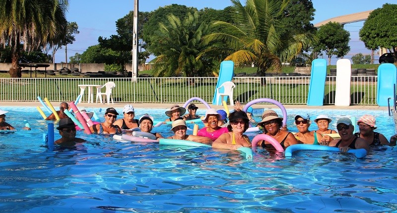 Aulas de hidroginástica auxiliam na saúde e bem estar de idosos  