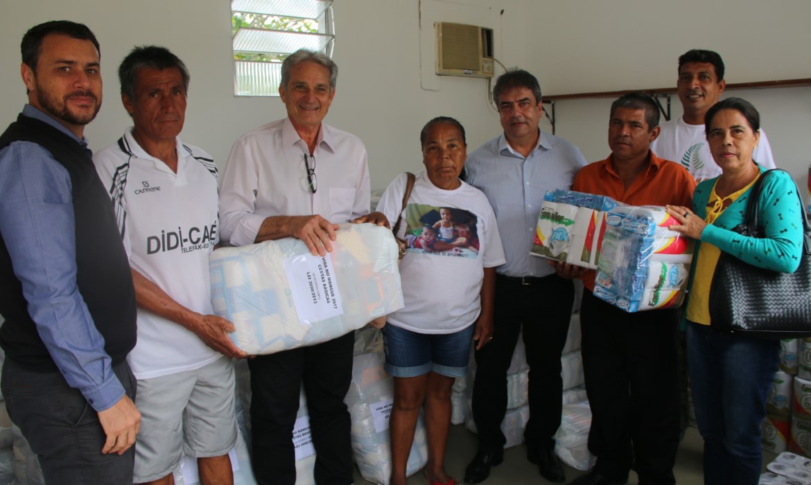 Começa a entrega de cestas básicas do Projeto Vida no Mangue