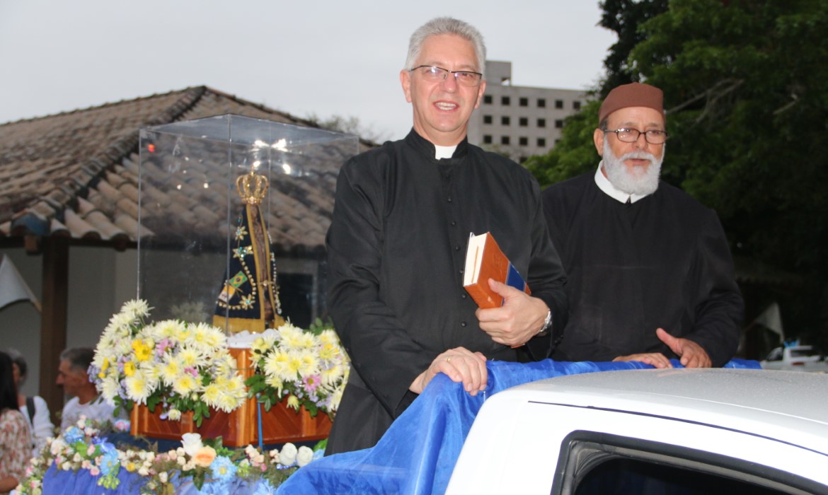 Emoção marca visita da imagem peregrina de Nossa Senhora Aparecida na prefeitura
