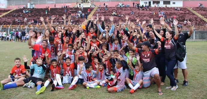 Tigres de Aracruz leva taça de campeão no Campeonato Aracruzense de Futebol Infantil 
