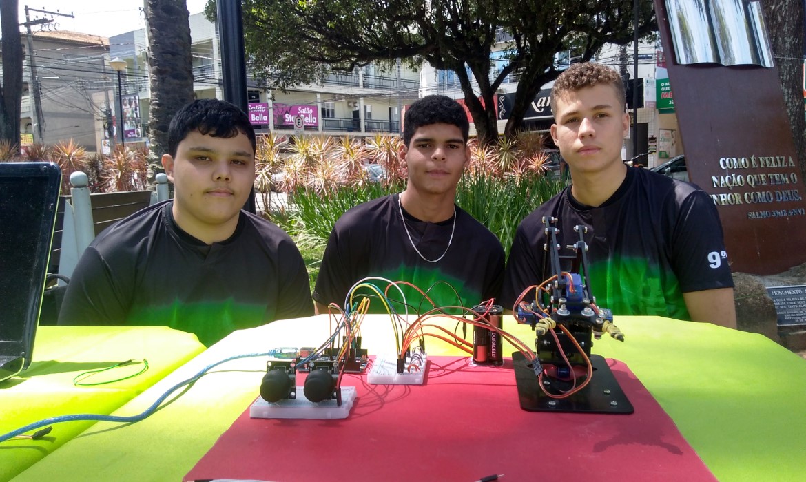 Lixos eletrônicos viram experiências robóticas na Mostra de Ciências e Tecnologia da EMEF Luiza Silvina 
