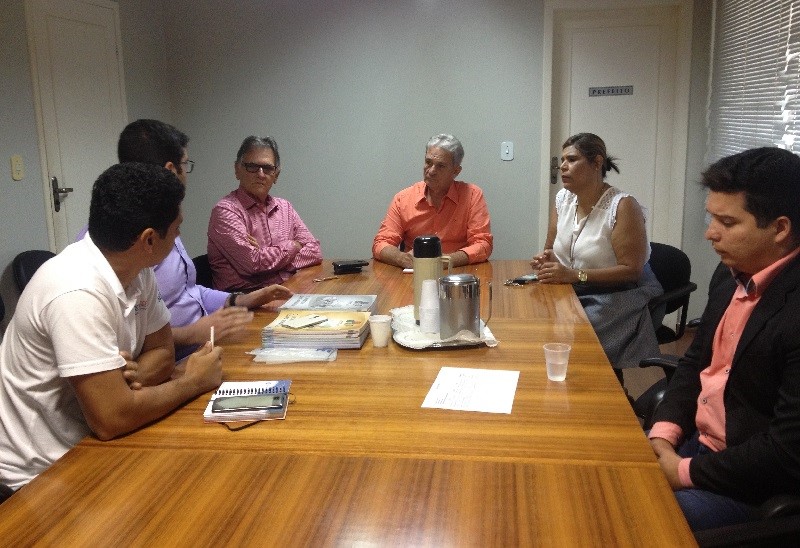 Prefeitura discute implantação do projeto Jovem Empreendedor nas escolas da Rede Municipal 