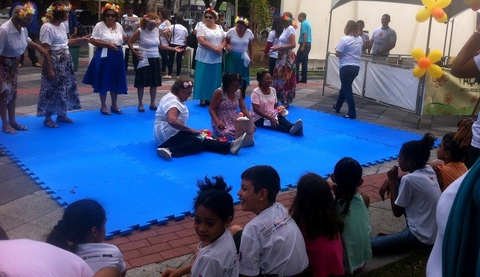 Teatro e oficina de desenho conscientizam população sobre exploração sexual de crianças e adolescentes 