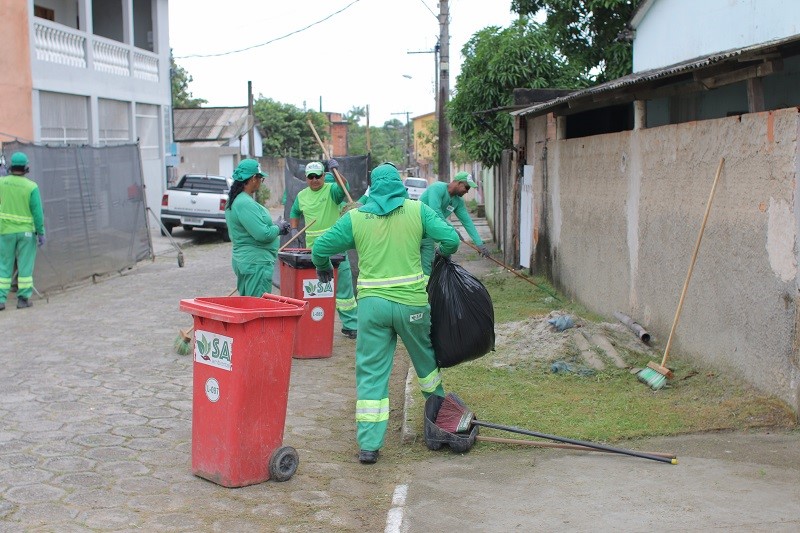 Prefeitura realiza mutirão para conscientizar moradores quanto aos pontos viciados de lixo e prevenção contra a dengue