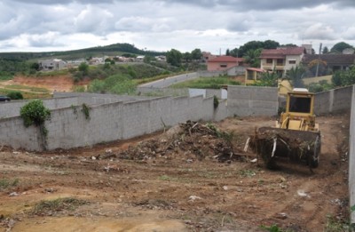 Secretaria de Infraestrutura começa limpeza de terrenos baldios notificados pelos fiscais de postura
