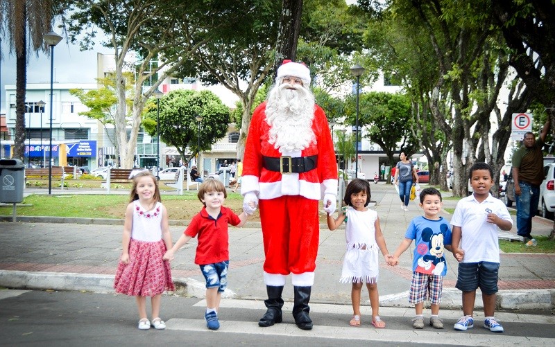 Natal Encantado: Papai Noel e apresentações culturais na Praça Monsenhor Guilherme Schmitz