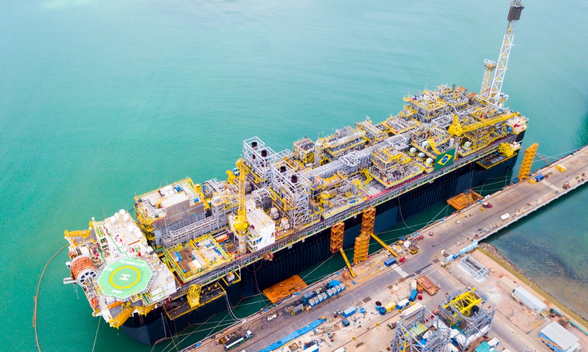 Primeira plataforma de petróleo construída no ES deixa estaleiro no litoral de Aracruz