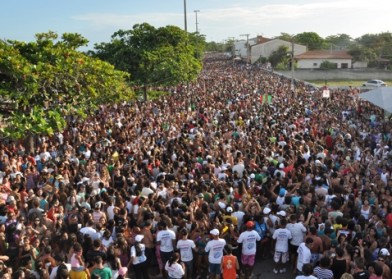 Maria Cecília e Rodolfo arrastam multidão na Barra do Sahy e fecham Verão 2011 com chave de ouro