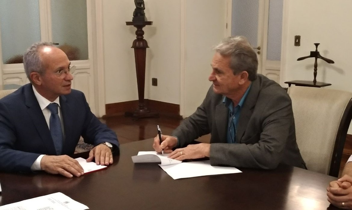 Prefeito de Aracruz assina documento que garante conclusão da AV. Guaxindiba
