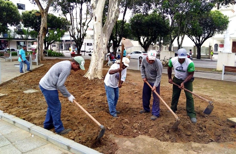 Começa a reimplantação do paisagismo na Praça Monsenhor Guilherme Schmitz