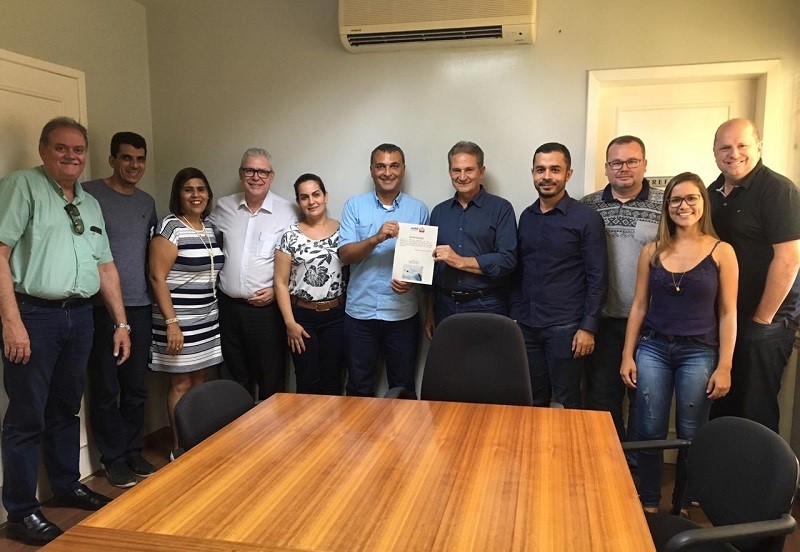 Prefeito assina ordem de serviço para compra de 1500 novas lâmpadas de LED para iluminação pública do município