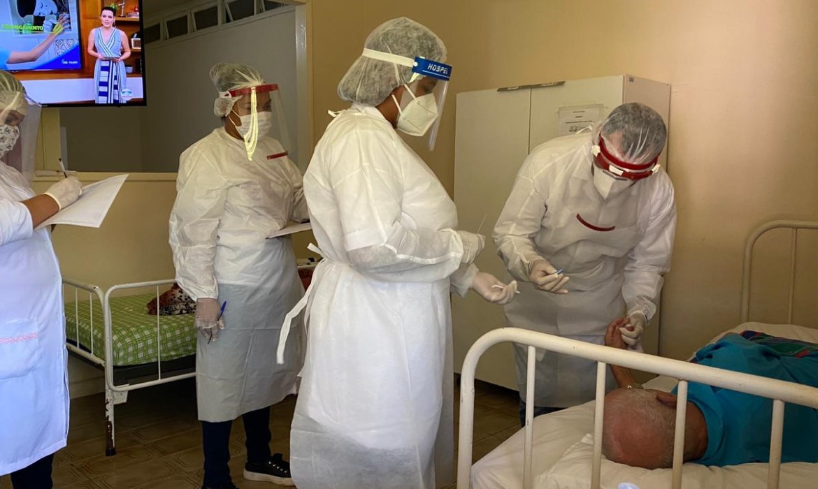 Equipe da Secretaria de Saúde da PMA testa Asilo e Casa de Repouso de Aracruz