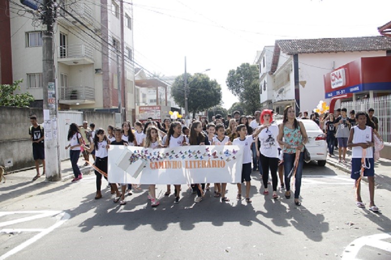     Caminhada Literária pelo centro da cidade incentiva alunos a conhecer e frequentar a Biblioteca Pública Municipal