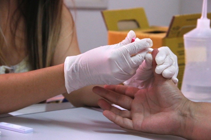 Dezembro Vermelho: ação educativa e testes rápidos para servidores municipais nesta quinta