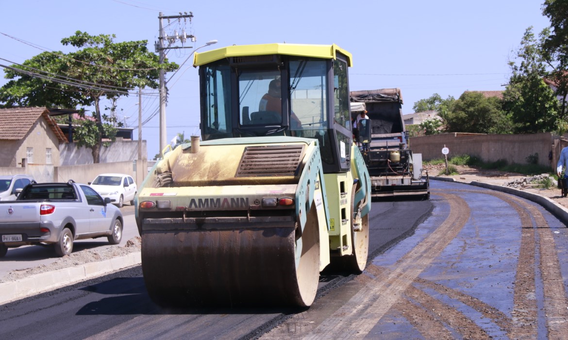 Prefeito visita obra de duplicação da avenida Guaxindiba