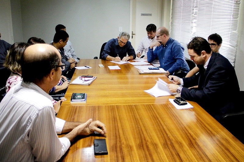 Prefeitura de Aracruz assina contrato para implantação de "Praças Digitais" e aplicativo "Aracruz Online" 