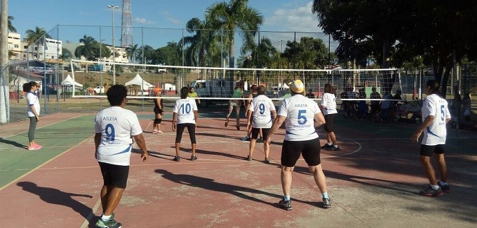 Vôlei integrador: partida promove troca de experiências entre mulheres de várias idades 