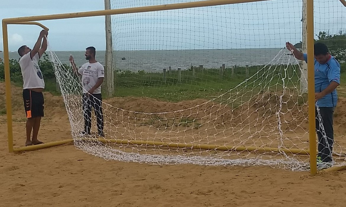 Prefeitura de Aracruz instala traves em quadra de areia em Santa Cruz e Mar Azul 