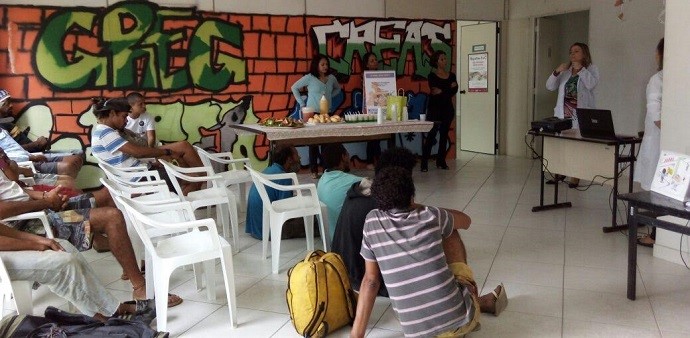 Adultos em situação de rua recebem orientações sobre doenças sexualmente transmissíveis 